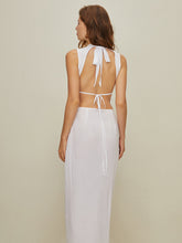 Rückenfreies Kleid mit Stehkragen und Cut-Outs
